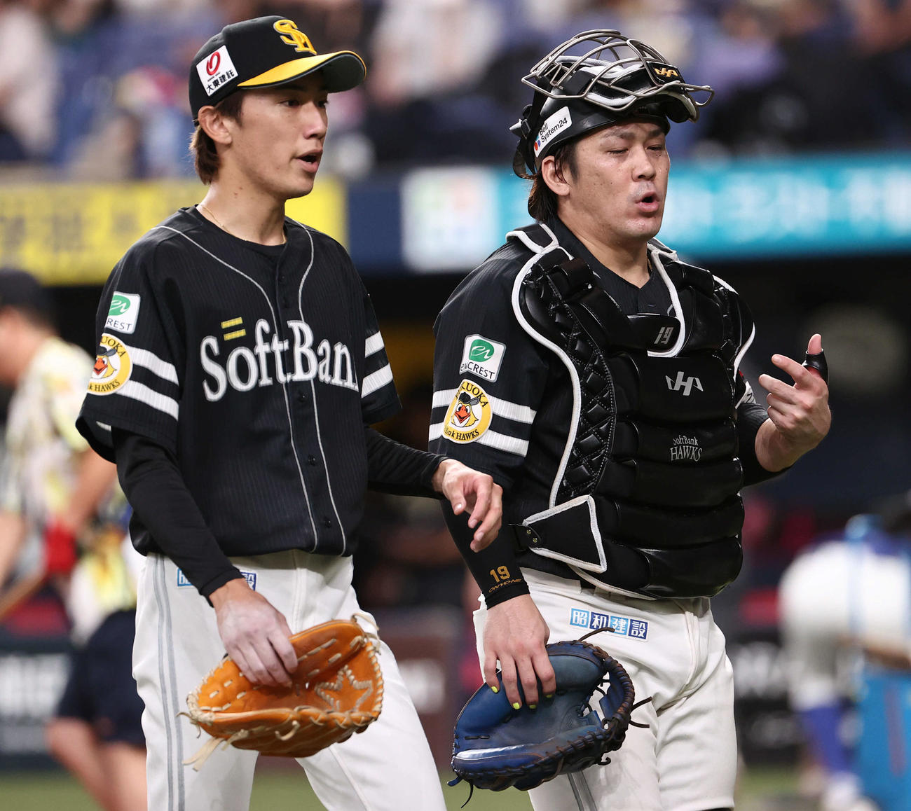 オリックス対ソフトバンク　5回を終えソフトバンク大津（左）と甲斐は話し合いながらベンチに戻る（撮影・西尾就之）