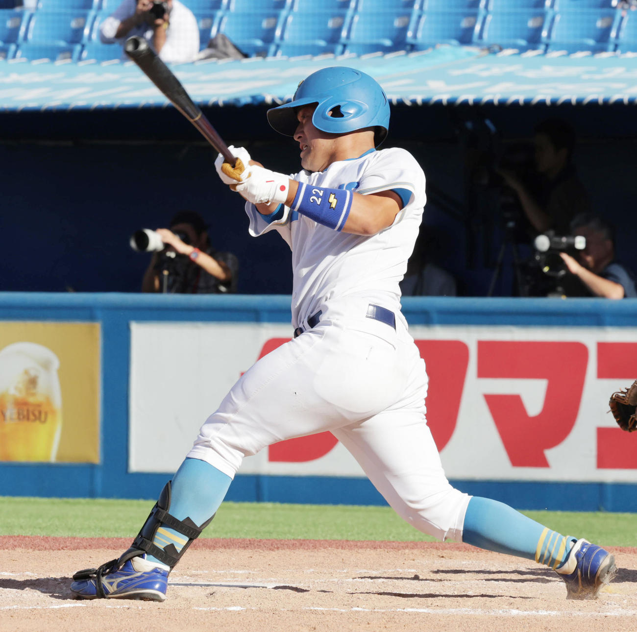 東大対早大　8回表東大1死一塁、適時二塁打を放つ府川（撮影・野上伸悟）