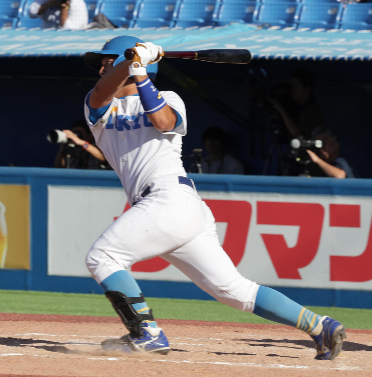 東大対早大　8回表東大1死一塁、適時二塁打を放つ府川（撮影・野上伸悟）