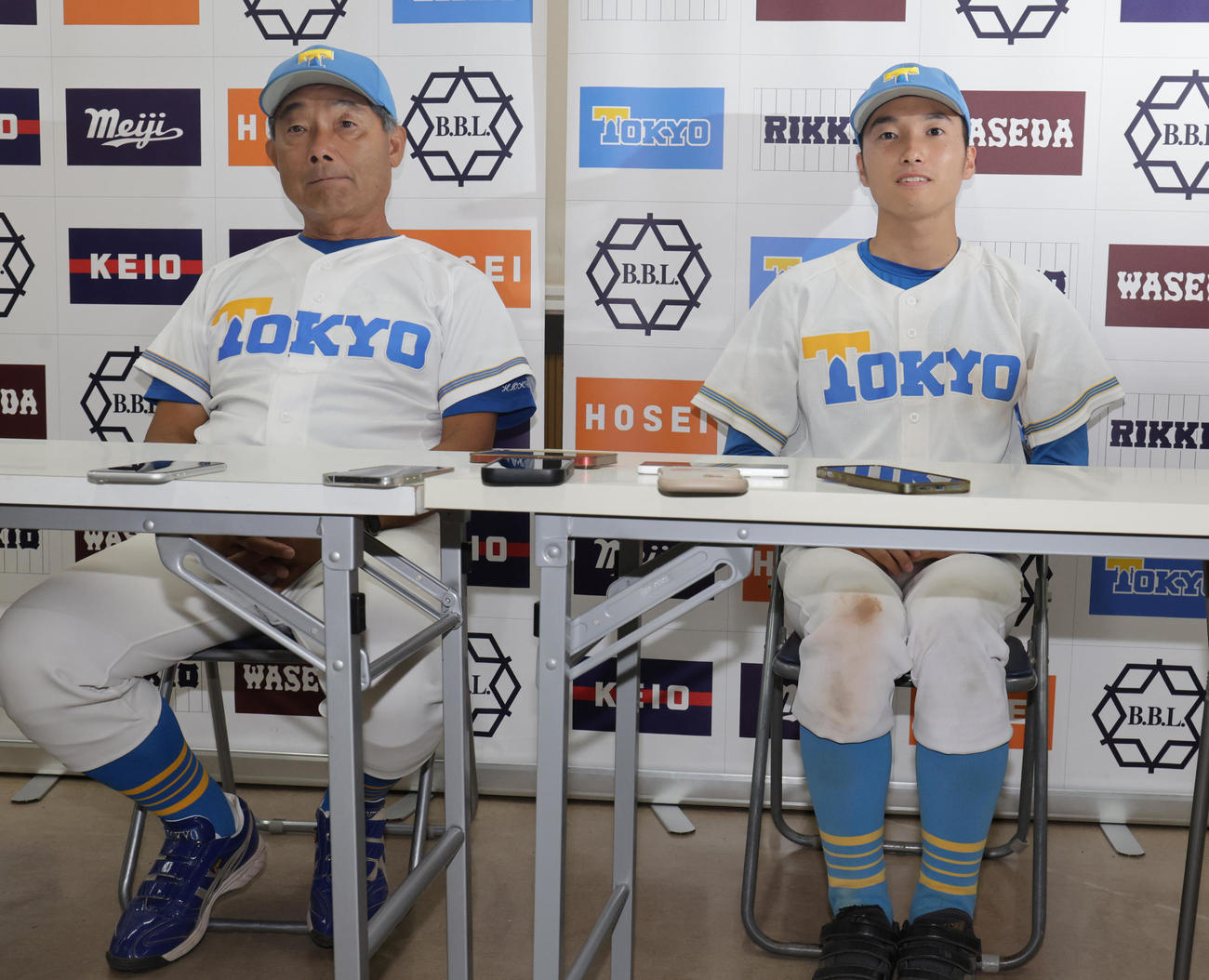 東大対早大　試合後に、足をきちんとそろえて会見する東大先発の渡辺。左は大久保監督（撮影・野上伸悟）