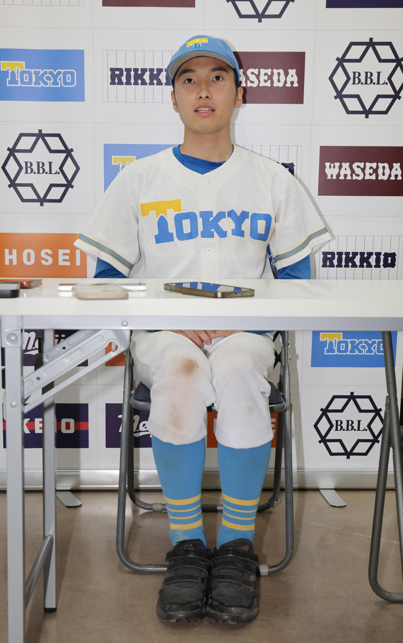 東大対早大　試合後に、足をきちんとそろえて会見する東大先発の渡辺（撮影・野上伸悟）