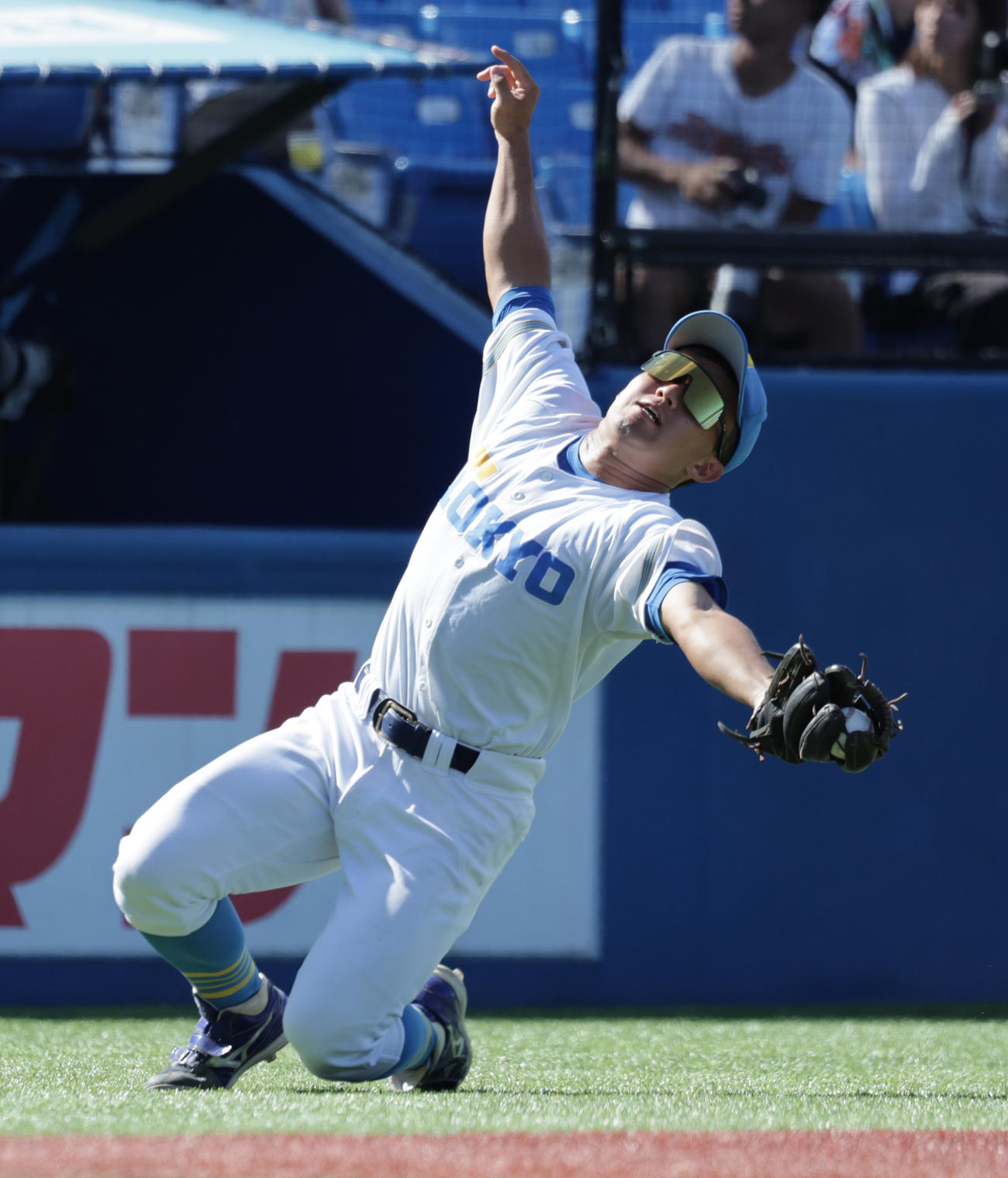 東大対早大　2回裏早大2死三塁、小沢周平の三邪飛を好捕する内田（撮影・野上伸悟）
