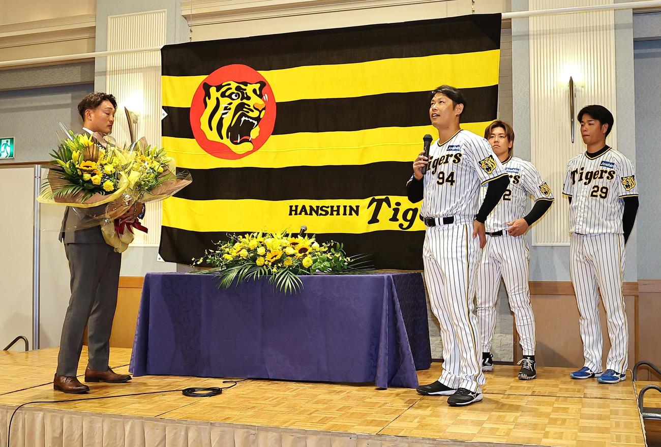 阪神秋山（左）の引退会見に駆けつけた中央右から原口、梅野、高橋（撮影・上田博志）