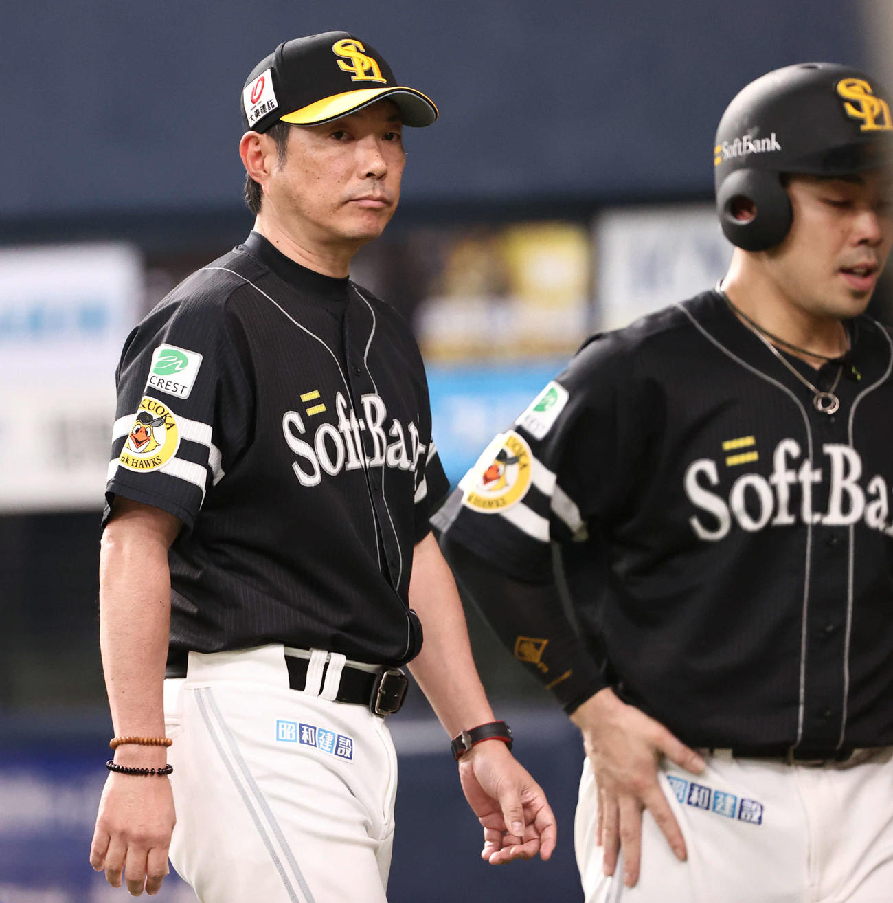 オリックス対ソフトバンク　7回の攻撃を終え、ソフトバンク小久保監督は選手交代を告げベンチに戻る（撮影・西尾就之）