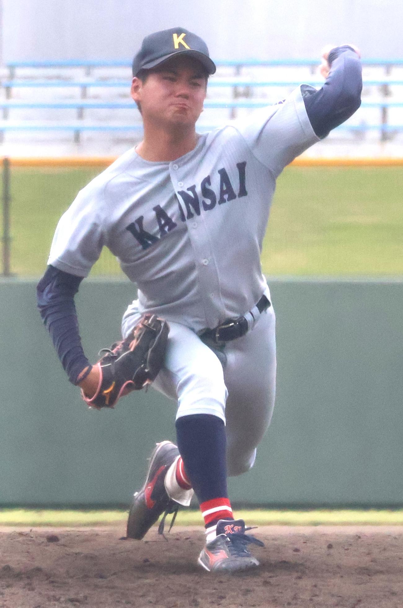 立命大対関大　3番手で9回に登板した関大の金丸（撮影・塚本光）