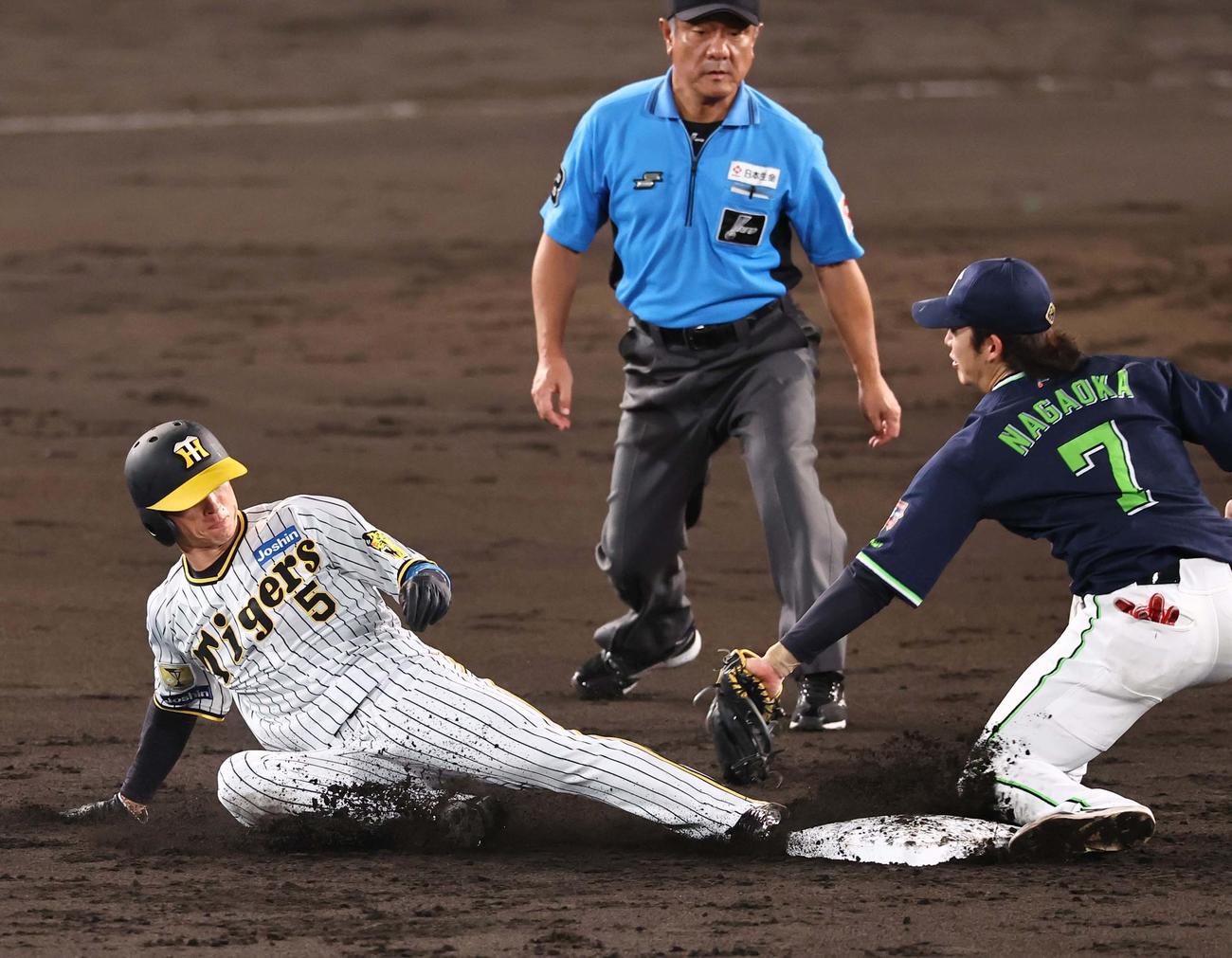 阪神対ヤクルト　3回裏阪神1死一塁、近本は二盗に失敗する。リクエストも判定は覆らず（撮影・上田博志）