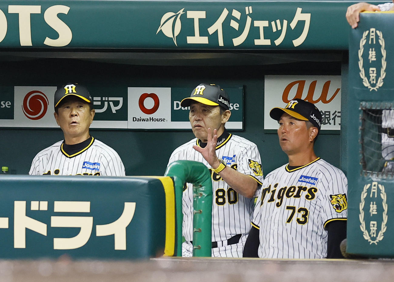 阪神対ヤクルト　3回裏阪神1死一塁、打者中野のとき近本が二盗。リクエストするも判定変わらずアウトになりベンチで驚く岡田監督（中央）らコーチ陣（撮影・藤尾明華）