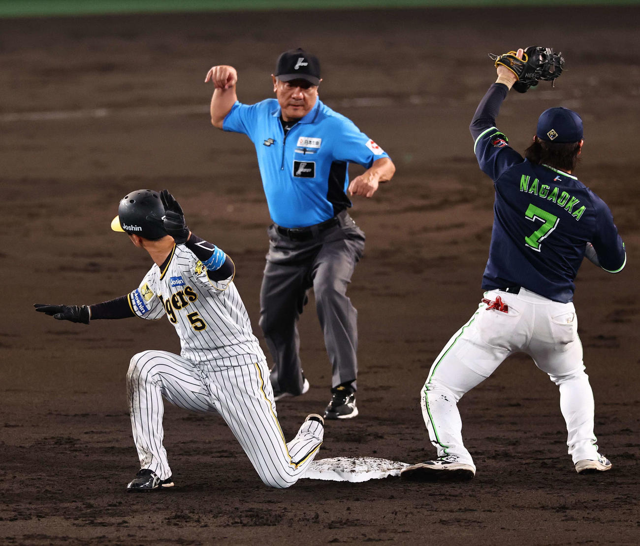 阪神対ヤクルト　3回裏阪神1死一塁、近本は二盗に失敗する。リクエストも判定は覆らず（撮影・上田博志）