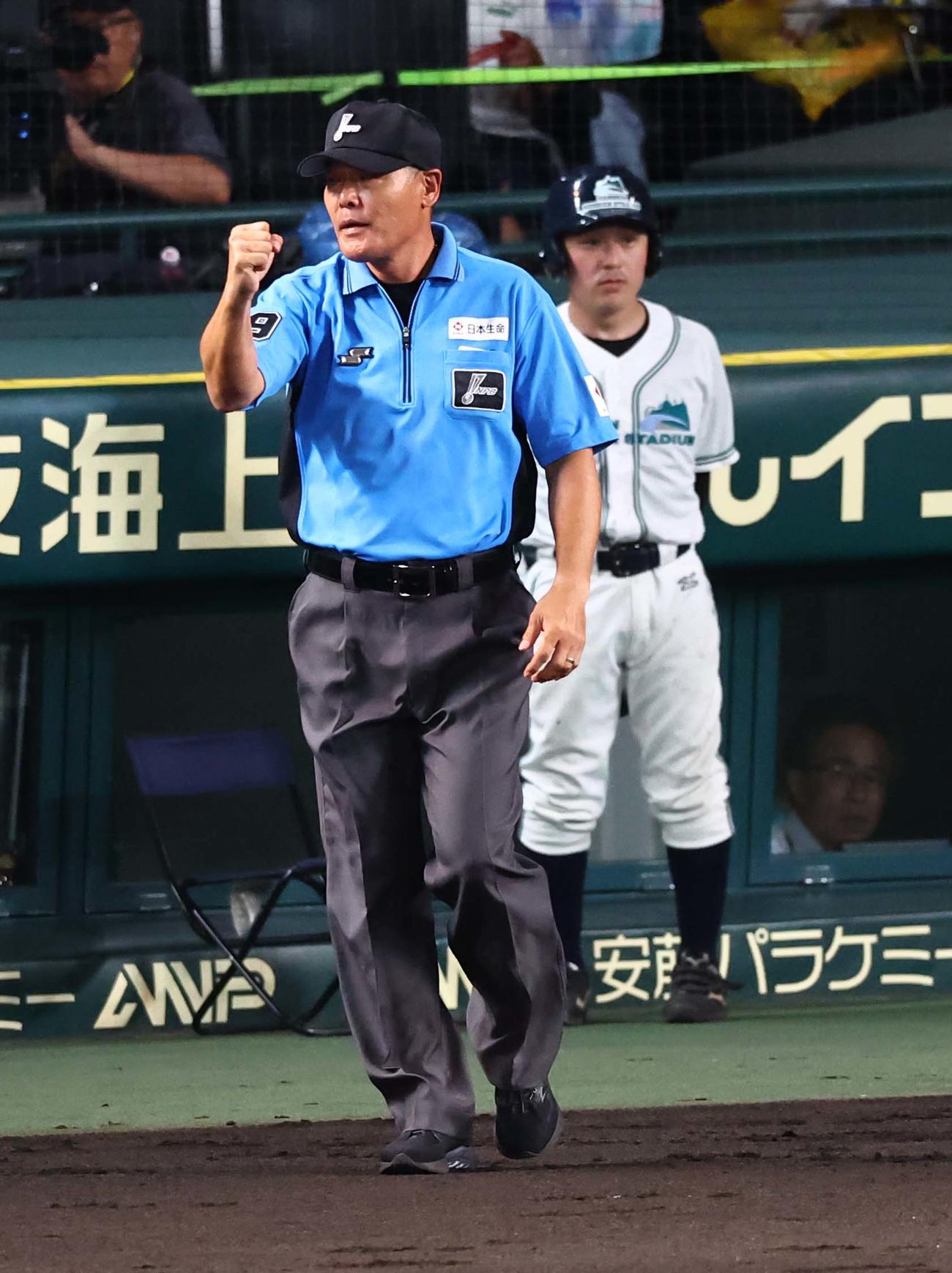 阪神対ヤクルト　3回裏阪神1死一塁、二盗に失敗した近本のリクエスト判定はアウトとなる（撮影・上田博志）