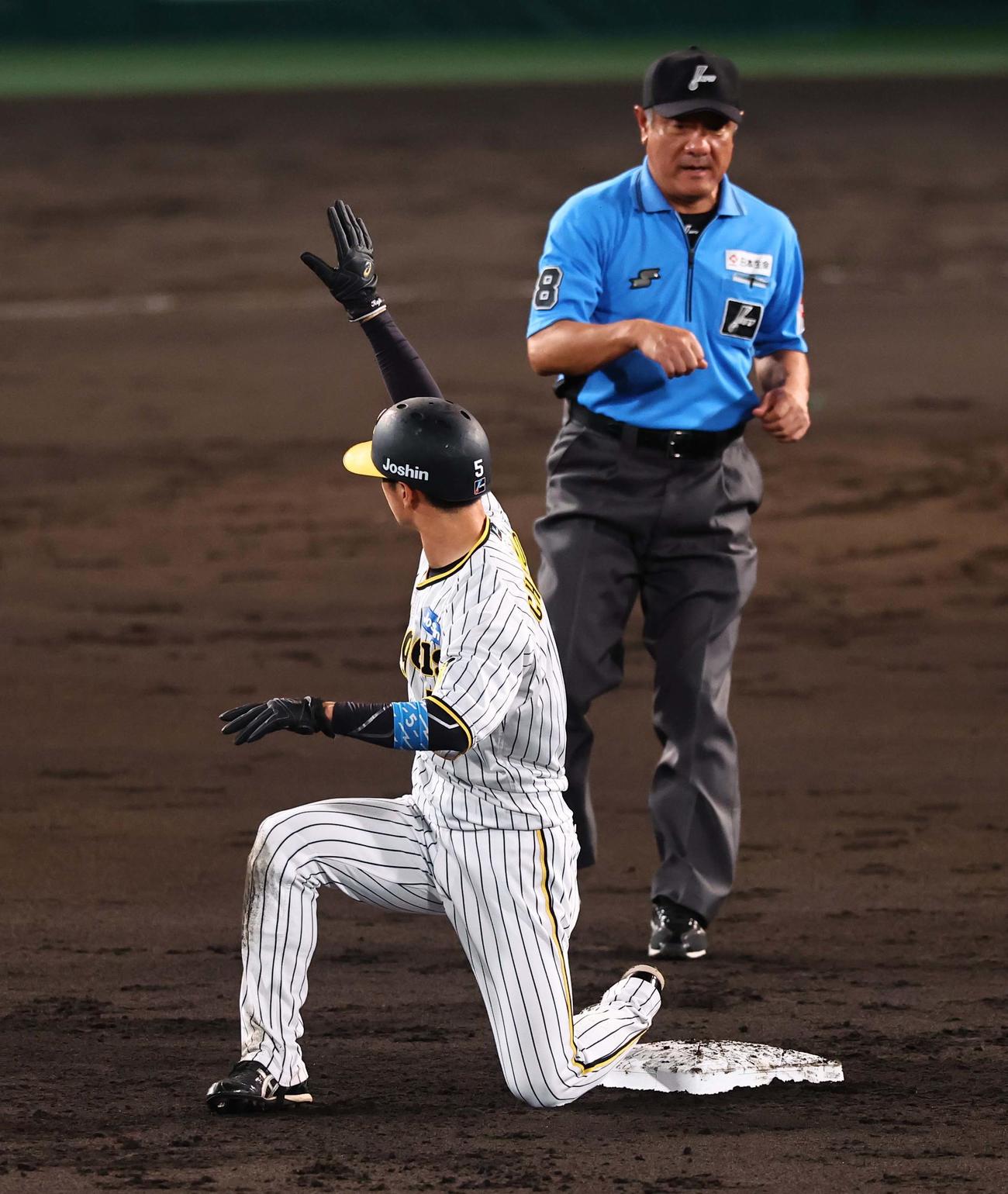 阪神対ヤクルト　3回裏阪神1死一塁、二盗に失敗した近本はベンチにリクエストを要求する（撮影・上田博志）