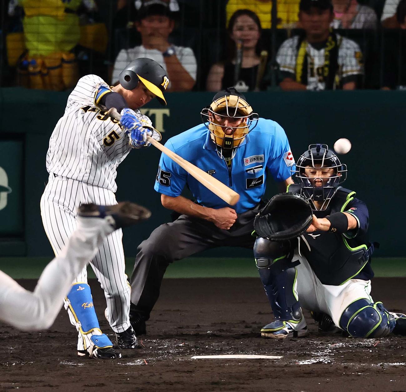 阪神対ヤクルト　3回裏阪神1死、近本は左前打を放つ（撮影・上田博志）