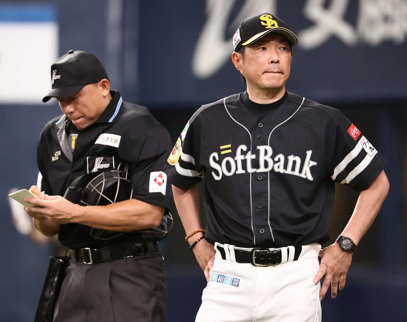 オリックス対ソフトバンク　9回の攻撃を終え、ソフトバンク小久保監督は選手交代を告げベンチに戻る（撮影・西尾就之）