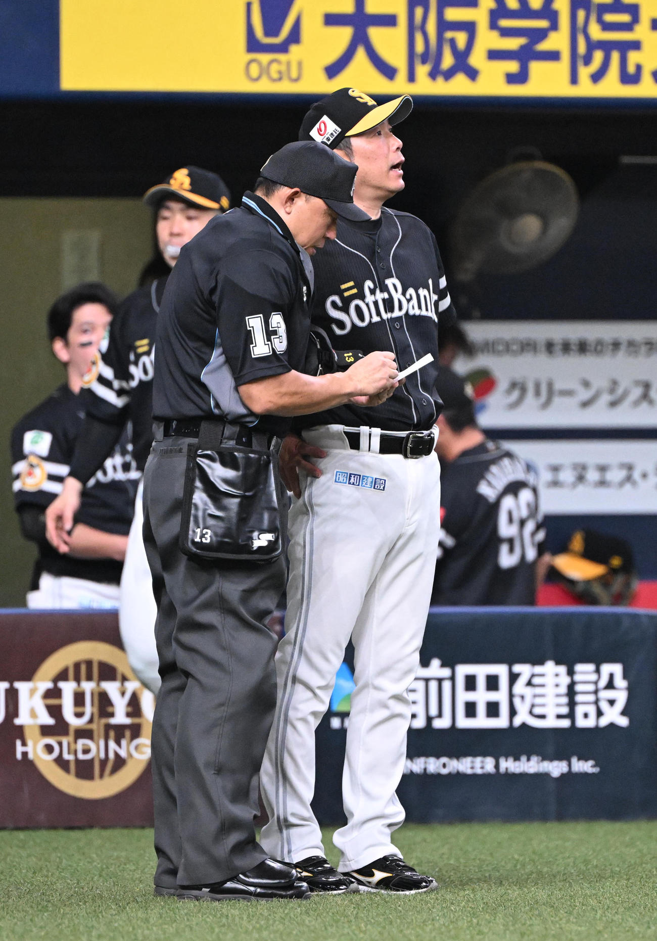 オリックス対ソフトバンク　9回表を終え、選手の交代を告げる小久保監督（撮影・和賀正仁）