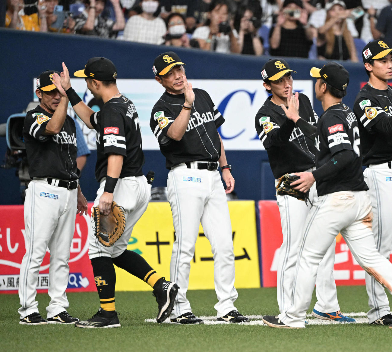 オリックス対ソフトバンク　オリックスに勝利しタッチを交わす小久保監督（中央）とソフトバンクの選手たち（撮影・和賀正仁）