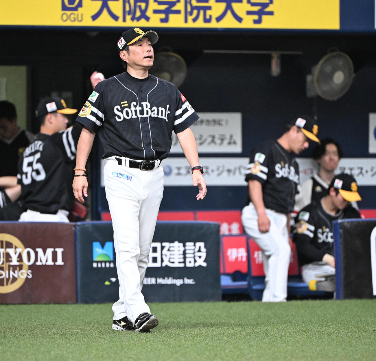 オリックス対ソフトバンク　11回途中、投手交代を告げるソフトバンク小久保監督（撮影・和賀正仁）