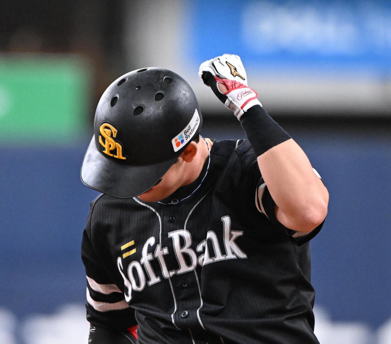 オリックス対ソフトバンク　12回表ソフトバンク1死満塁、中前適時打を放った栗原はガッツポーズ（撮影・和賀正仁）