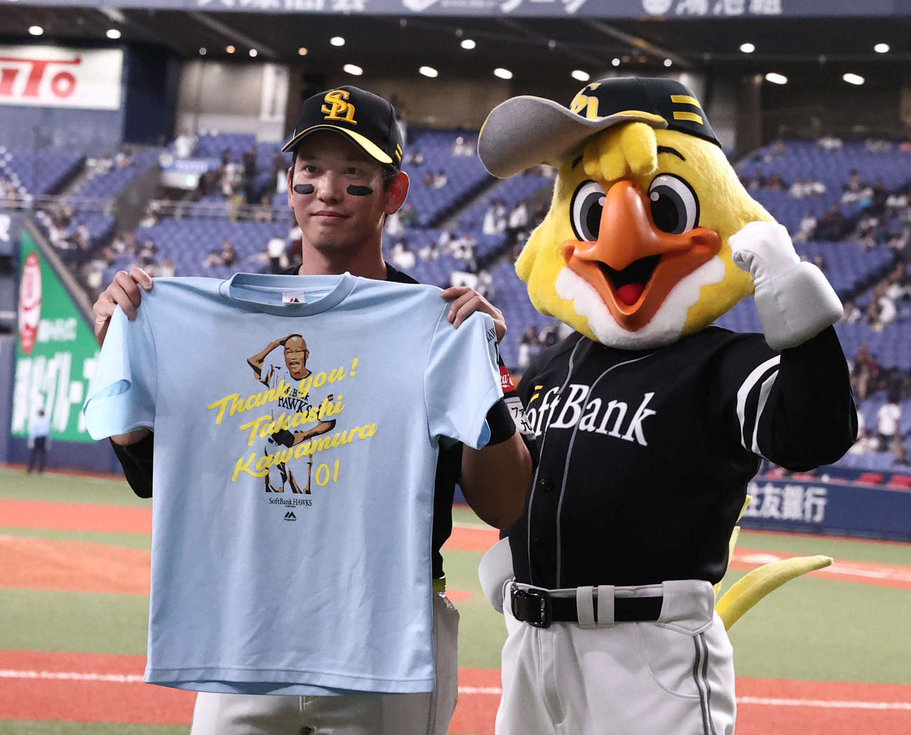 オリックス対ソフトバンク　20年に亡くなった川村コーチの命日にヒーローとなったソフトバンク栗原は、イラスト入りTシャツを掲げて感謝を表す（撮影・西尾就之）