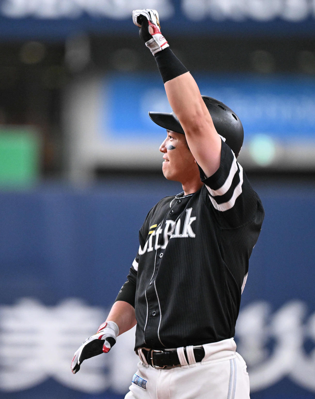 オリックス対ソフトバンク　12回表ソフトバンク1死満塁、中前適時打を放った栗原はガッツポーズ（撮影・和賀正仁）