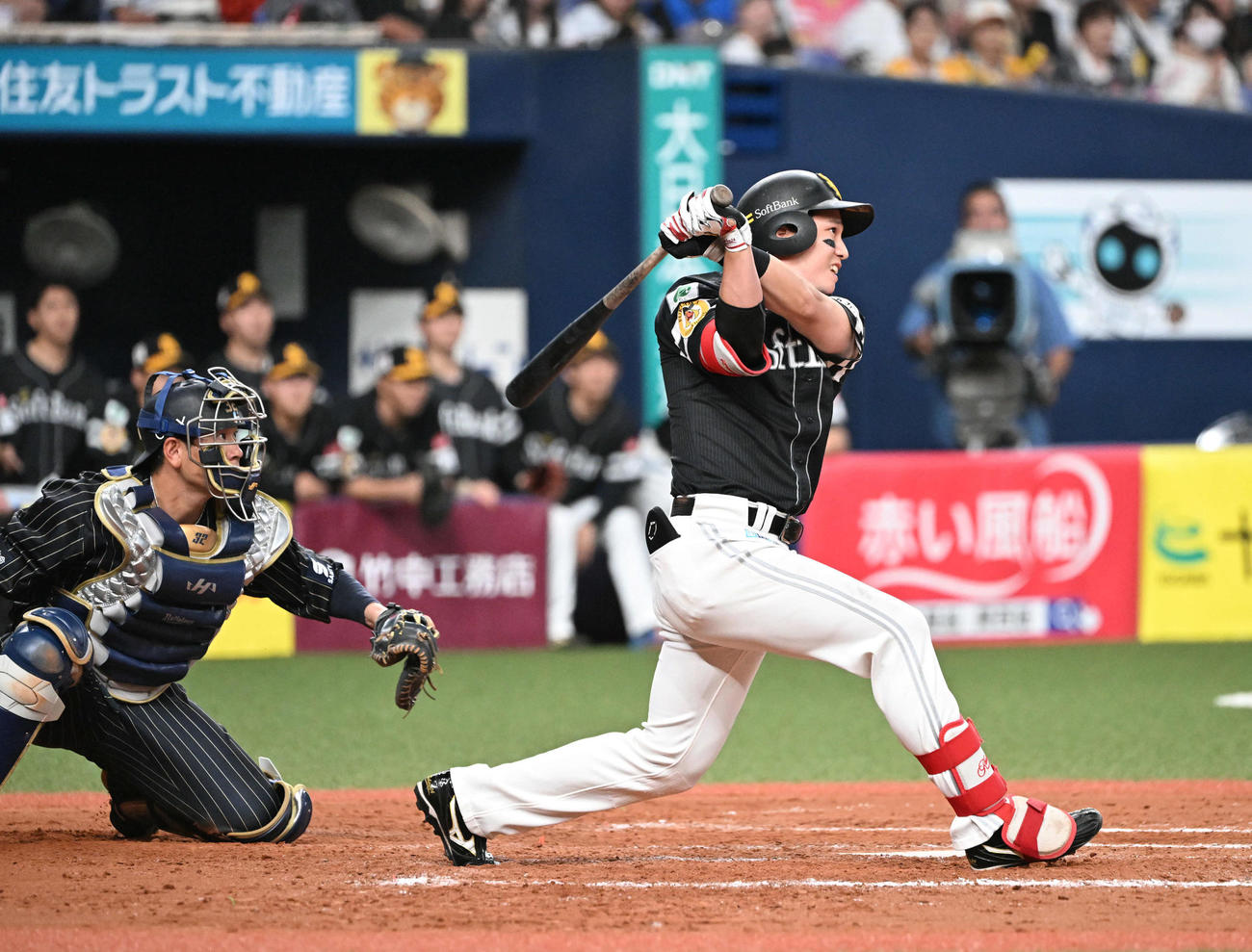 オリックス対ソフトバンク　12回表ソフトバンク1死満塁、中前適時打を放つ栗原（撮影・和賀正仁）