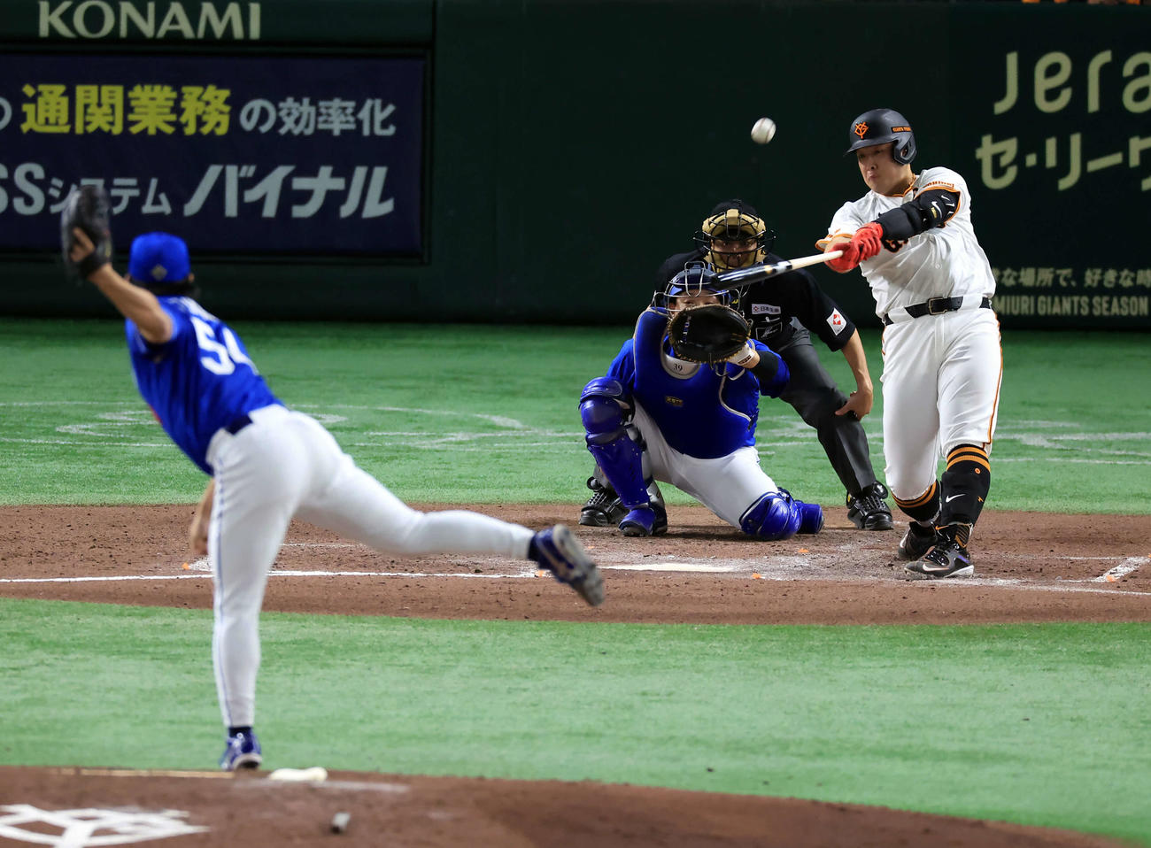 巨人対中日　6回裏巨人無死、岡本和は左越えソロ本塁打を放つ。投手藤嶋（撮影・浅見桂子）