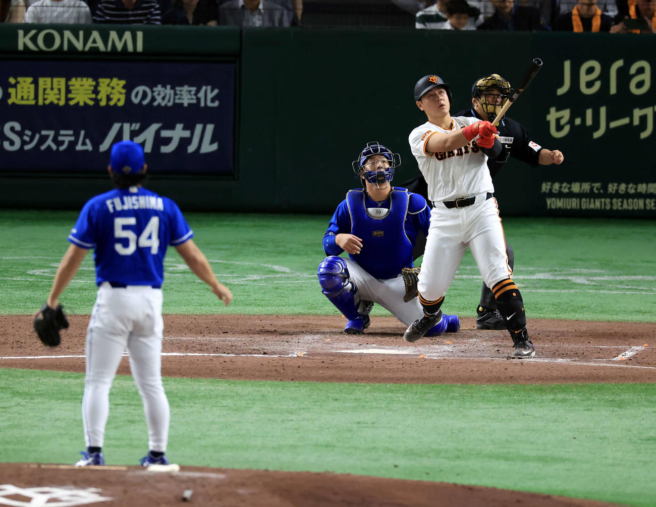 巨人対中日　6回裏巨人無死、岡本和は左越えソロ本塁打を放つ。投手藤嶋（撮影・浅見桂子）