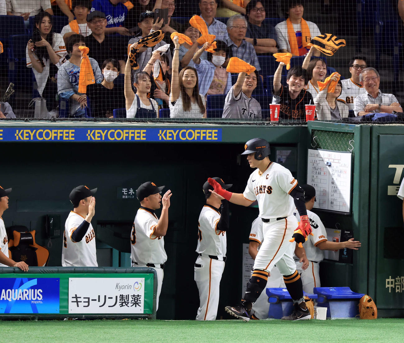 巨人対中日　6回裏巨人無死、岡本和（右）は左越えソロ本塁打を放ち阿部監督（中央）らとハイタッチ（撮影・浅見桂子）