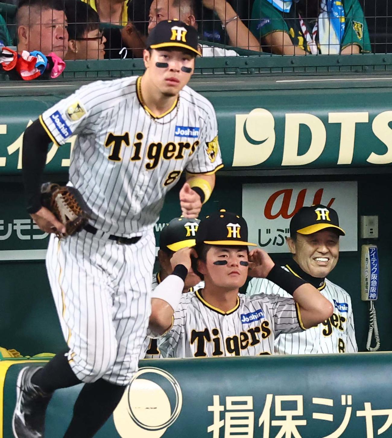 阪神対ヤクルト　2回、佐藤輝（左）前川（中央）の連続本塁打に笑顔を見せる岡田監督（撮影・上田博志）