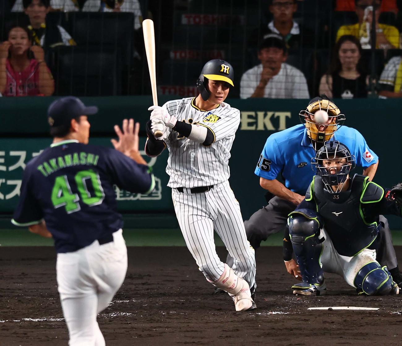 阪神対ヤクルト　5回裏阪神2死、木浪は中前打を放つ（撮影・上田博志）