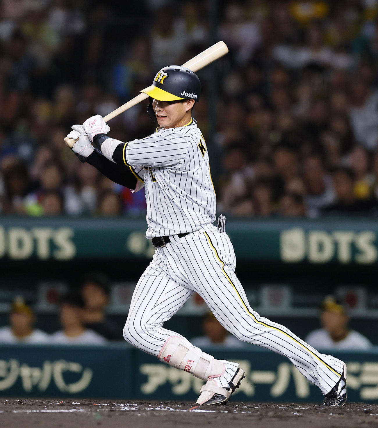 阪神対ヤクルト　5回裏阪神2死、木浪は中前打を放つ（撮影・藤尾明華）