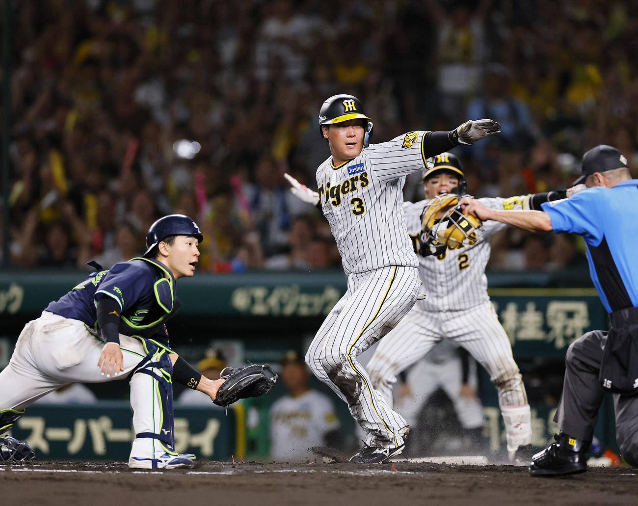 阪神対ヤクルト　7回裏阪神1死二塁、前川の右前打でホームを狙う大山。判定はセーフもリクエストで覆りアウトになる。捕手内山（撮影・藤尾明華）