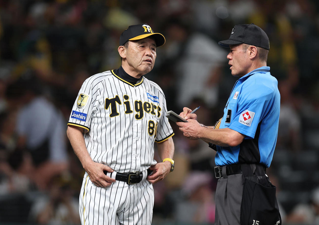 阪神対ヤクルト　7回を終え、選手交代を告げる阪神岡田監督（撮影・前田充）
