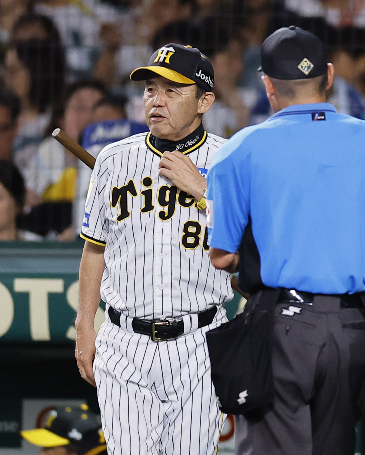 阪神対ヤクルト　8回、交代告げる阪神岡田監督（撮影・藤尾明華）