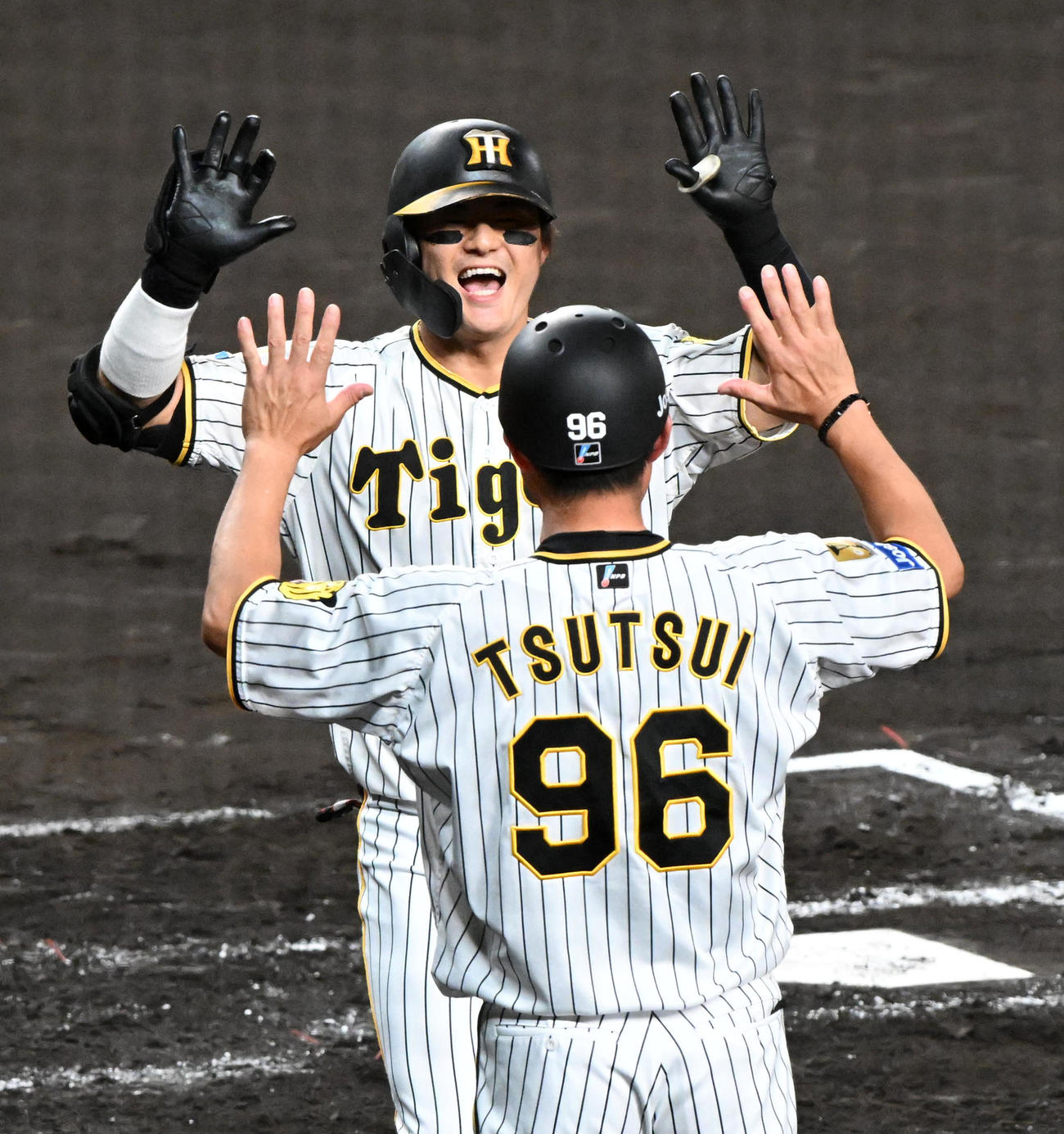 阪神対ヤクルト　2回表阪神1死、前川（奥）は右越え本塁打を放ち筒井コーチと笑顔でタッチ（撮影・前岡正明）