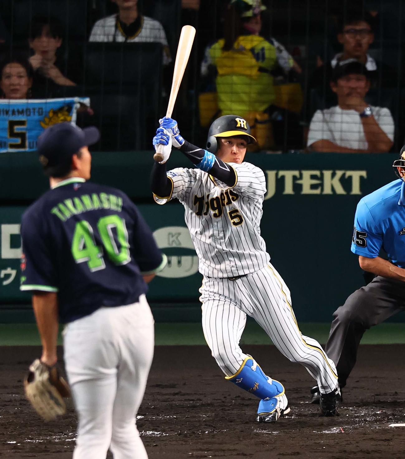 阪神対ヤクルト　3回裏阪神1死、近本は左前打を放つ（撮影・上田博志）
