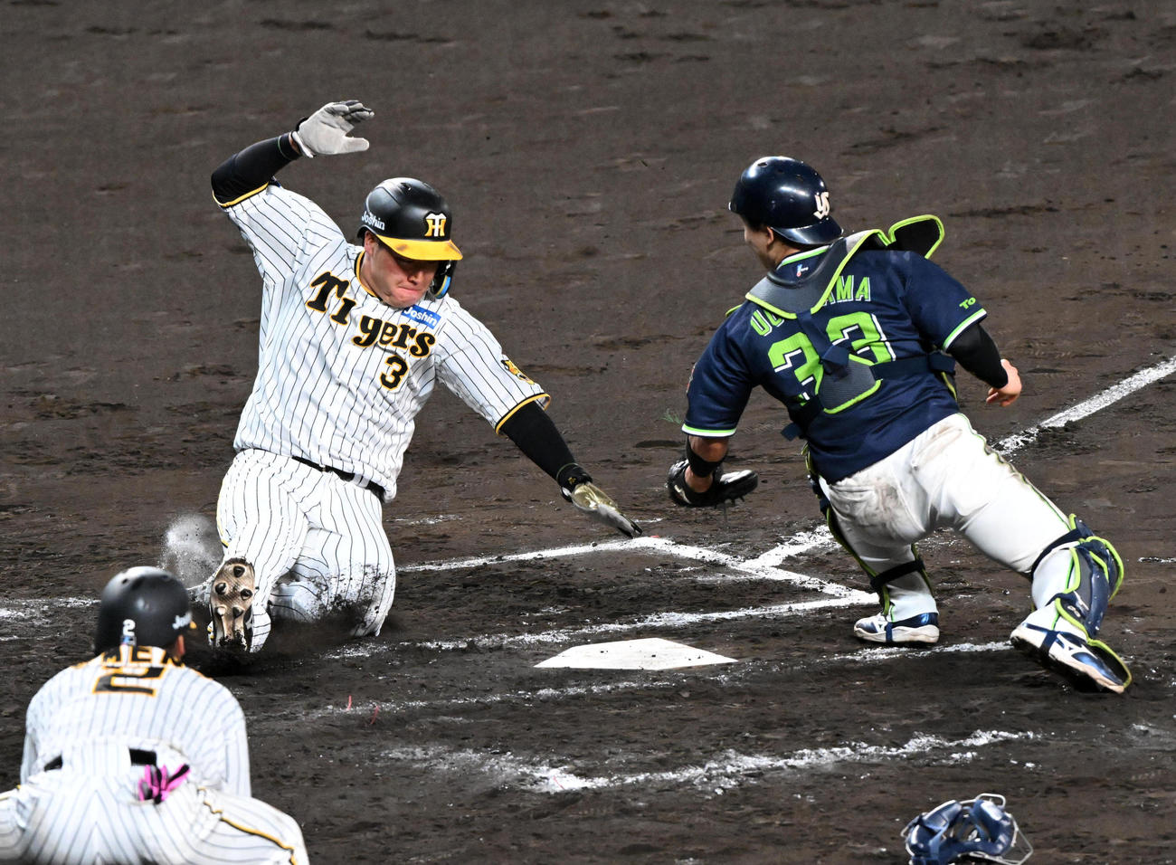 阪神対ヤクルト　7回裏阪神1死二塁、前川の右前打で本塁を狙った大山（左）はタッチアウト。捕手内山（撮影・前岡正明）