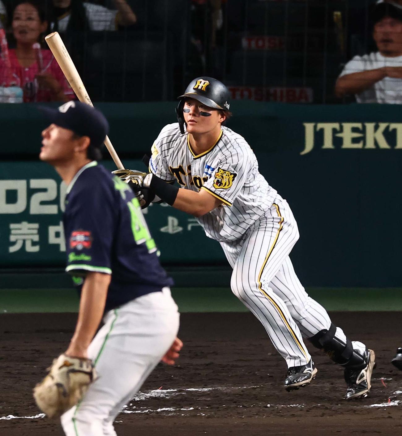 阪神対ヤクルト　7回裏阪神1死二塁、前川は右前打を放つ（撮影・上田博志）
