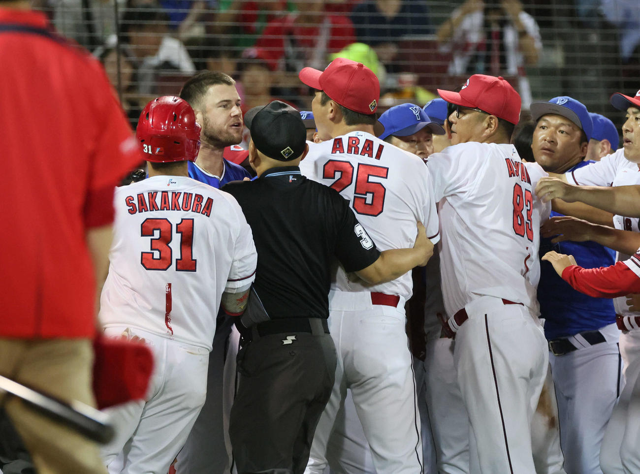 広島対DeNA 7回裏広島無死、秋山（中央）への死球から乱闘騒ぎの末、警告試合となった。中央は新井監督（撮影・加藤孝規）