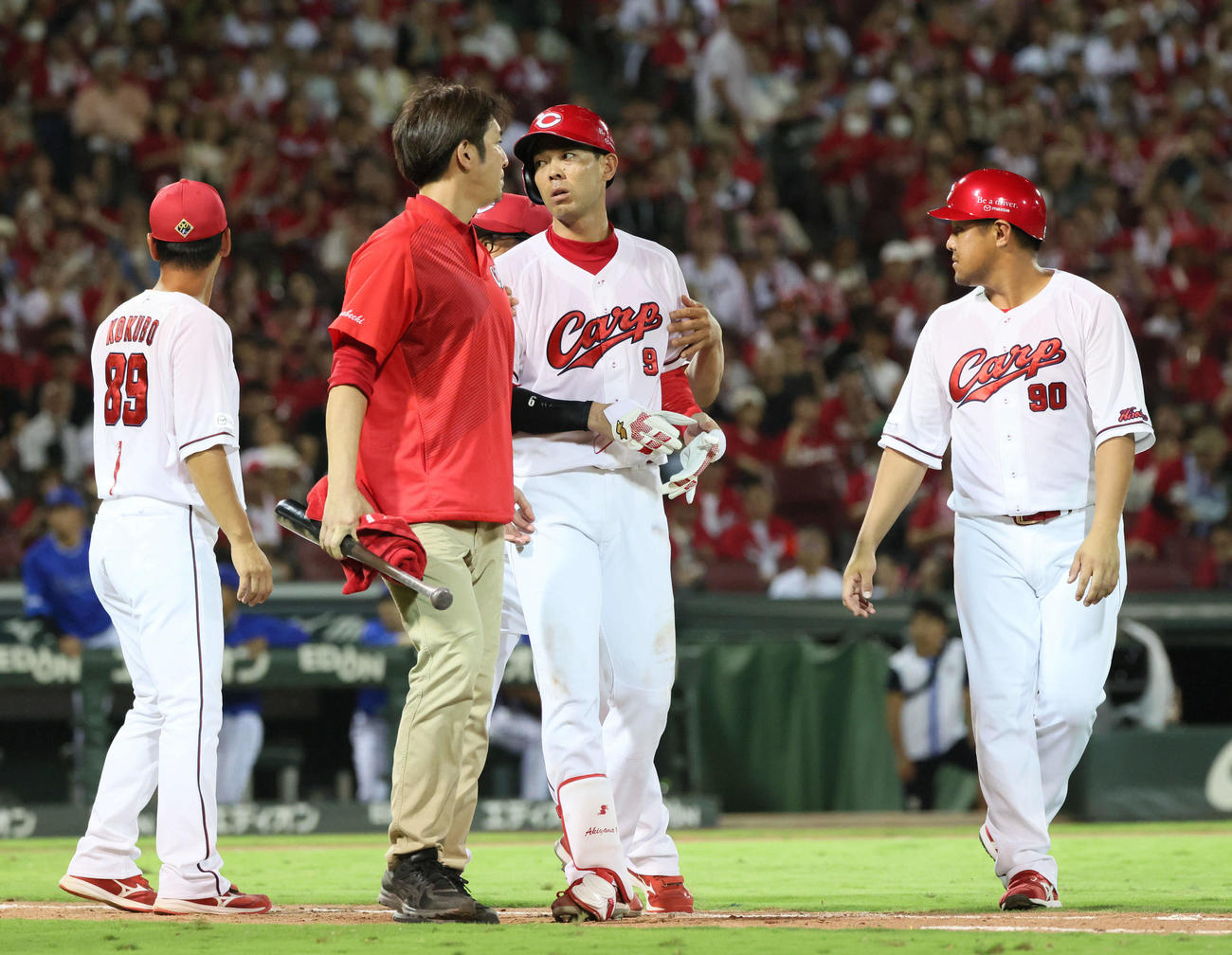 広島対DeNA 7回裏広島無死、秋山（中央）への死球から乱闘騒ぎの末、警告試合となった（撮影・加藤孝規）