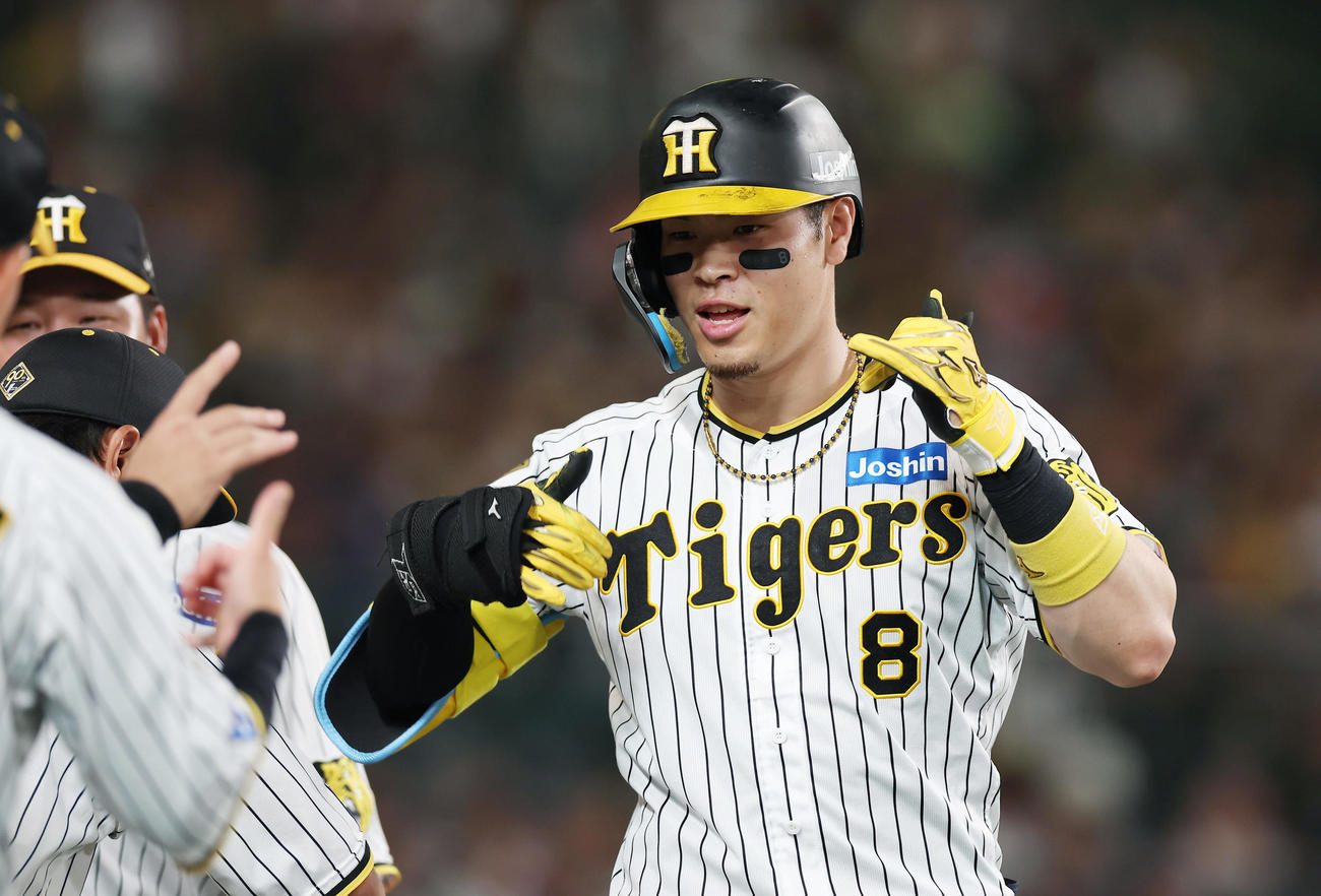 阪神対ヤクルト　2回裏阪神1死、右越え同点本塁打を放ち、ナインに迎えられる佐藤輝（撮影・前田充）