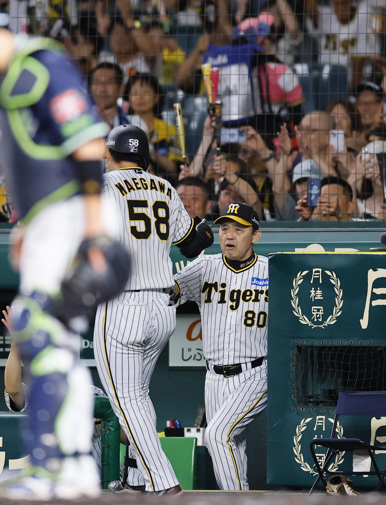 阪神対ヤクルト　2回裏阪神1死、2者連続の本塁打を放った前川を出迎える岡田監督（撮影・藤尾明華）