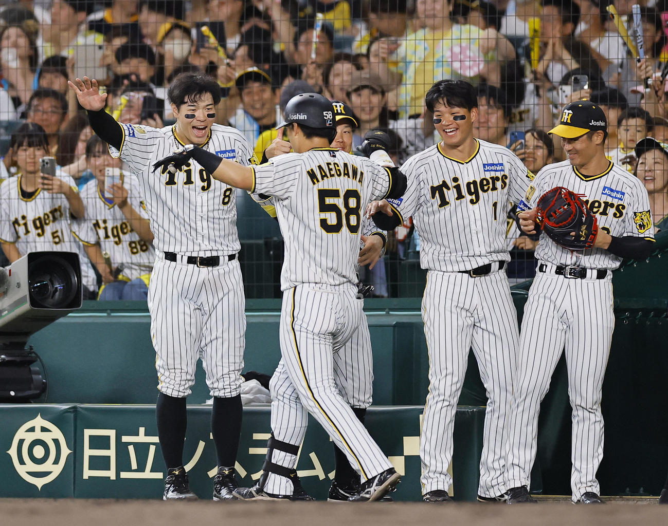 阪神対ヤクルト　2回裏阪神1死、2者連続の本塁打を放った前川を出迎える佐藤輝（左端）ら阪神ナイン（撮影・藤尾明華）