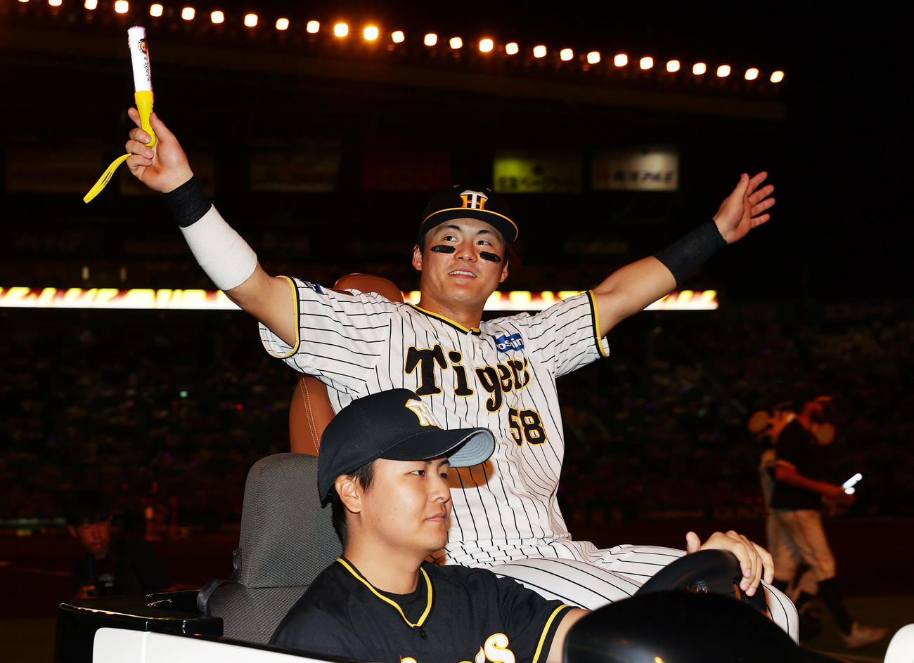 阪神対ヤクルト　場内1周でファンの声援に応える阪神前川（撮影・前田充）