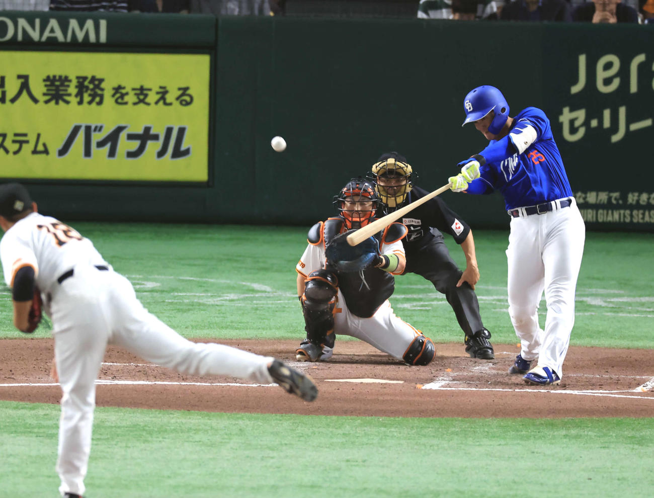 巨人対中日　6回表中日無死、石川昂はソロ本塁打を放つ。投手菅野（撮影・浅見桂子）