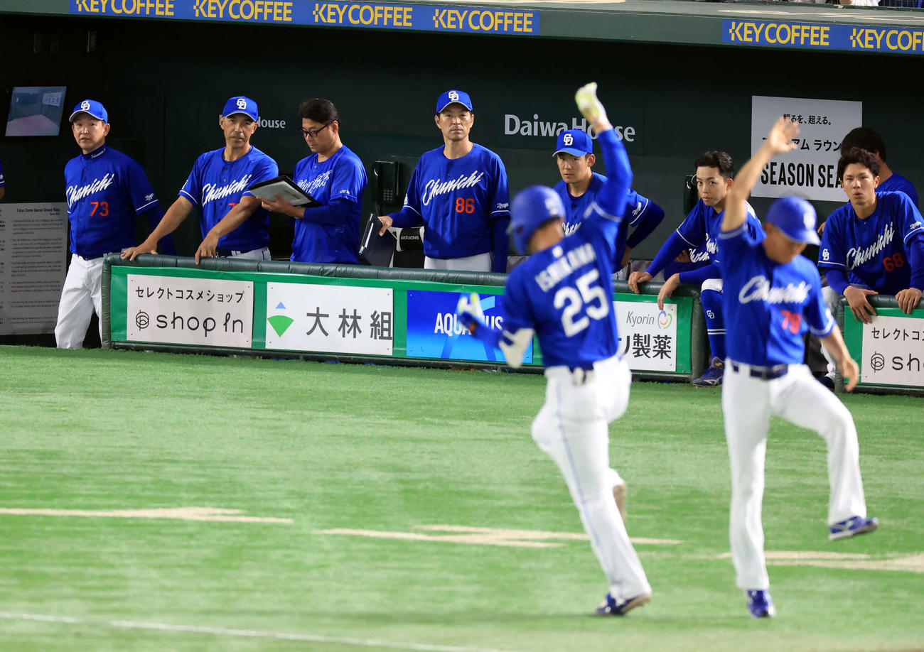 巨人対中日　6回表中日無死、ソロ本塁打を放った石川昂（手前右から2人目）を見つめる立浪監督（左）（撮影・浅見桂子）