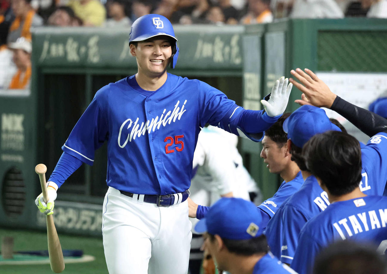 巨人対中日　6回表中日無死、石川昂は本塁打を放ちナインの祝福を受ける（撮影・丹羽敏通）