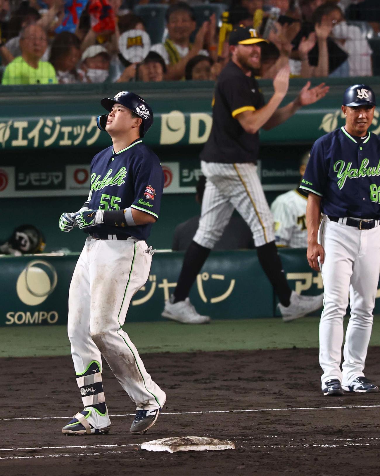 阪神対ヤクルト　8回表ヤクルト2死一、二塁、村上は中飛に倒れる（撮影・上田博志）