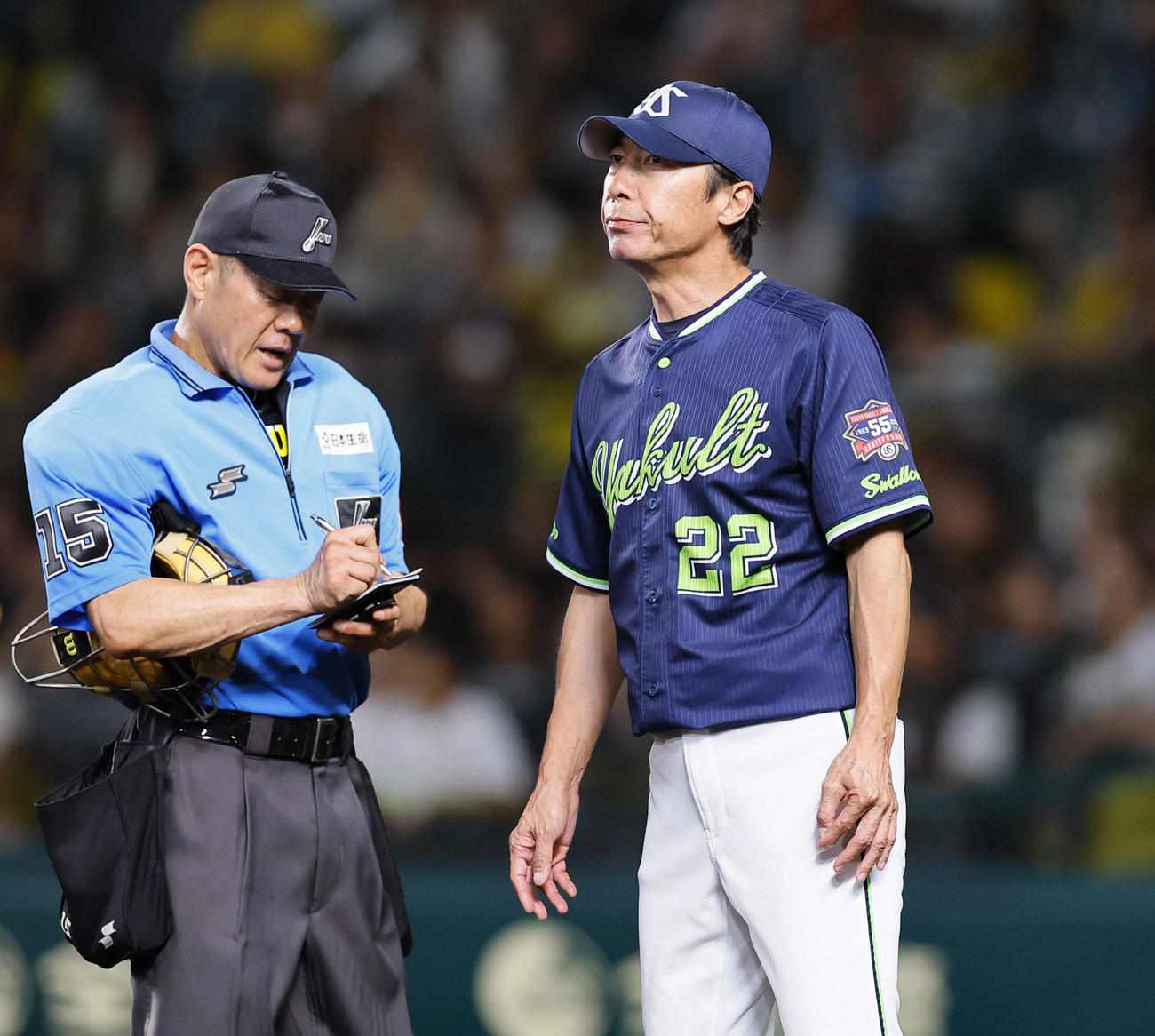 阪神対ヤクルト　8回、交代を告げるヤクルト高津監督（撮影・藤尾明華）