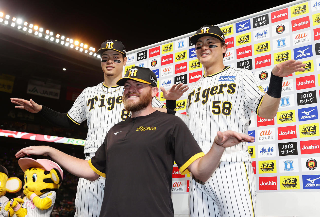 阪神対ヤクルト　ヒーローインタビューを終え「カモメポーズ」で笑顔を見せる、左から阪神佐藤輝、ビーズリー、前川（撮影・前田充）