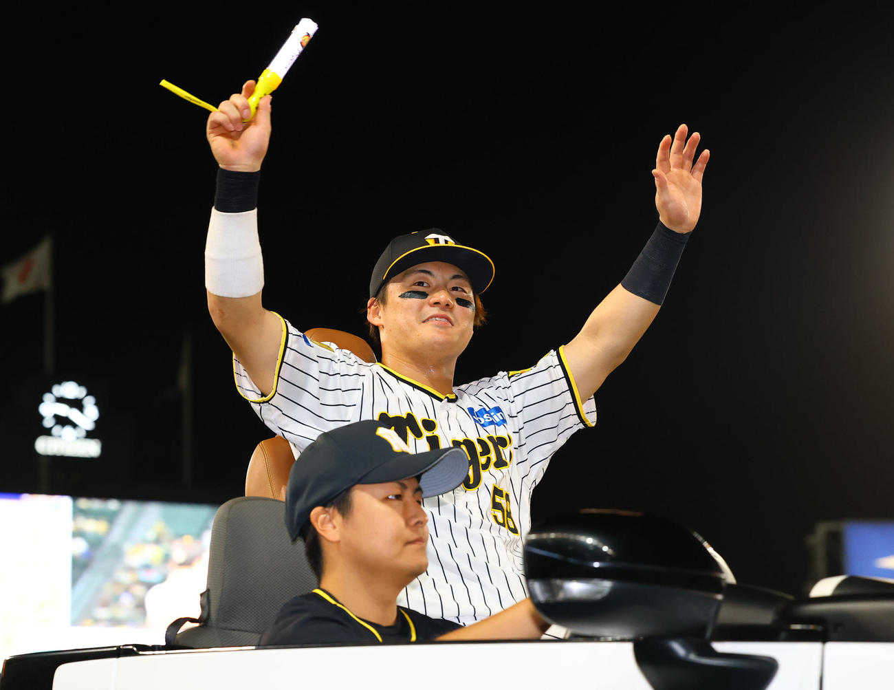 阪神対ヤクルト　リリーフカーからファンの声援に応える阪神前川（撮影・藤尾明華）