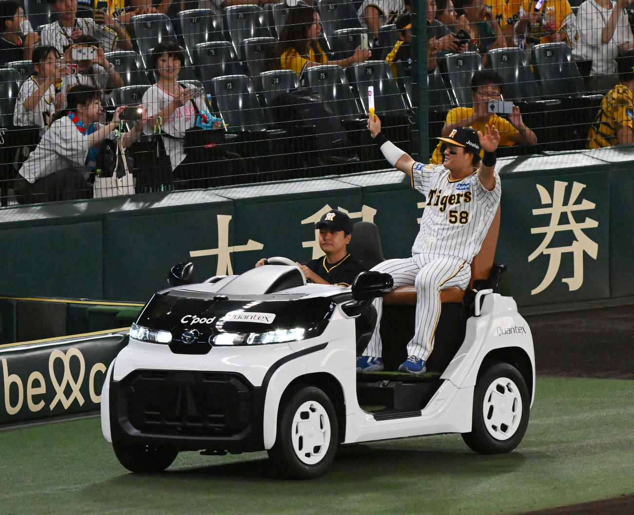 阪神対ヤクルト　ヒーローの前川はリリーフカーに乗りファンの声援に応える（撮影・前岡正明）